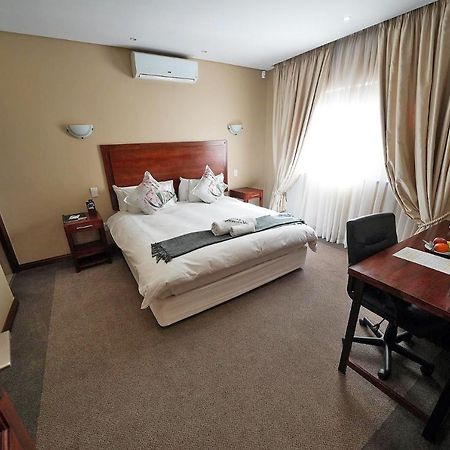 Over The Moon Guesthouse ヨハネスブルグ エクステリア 写真