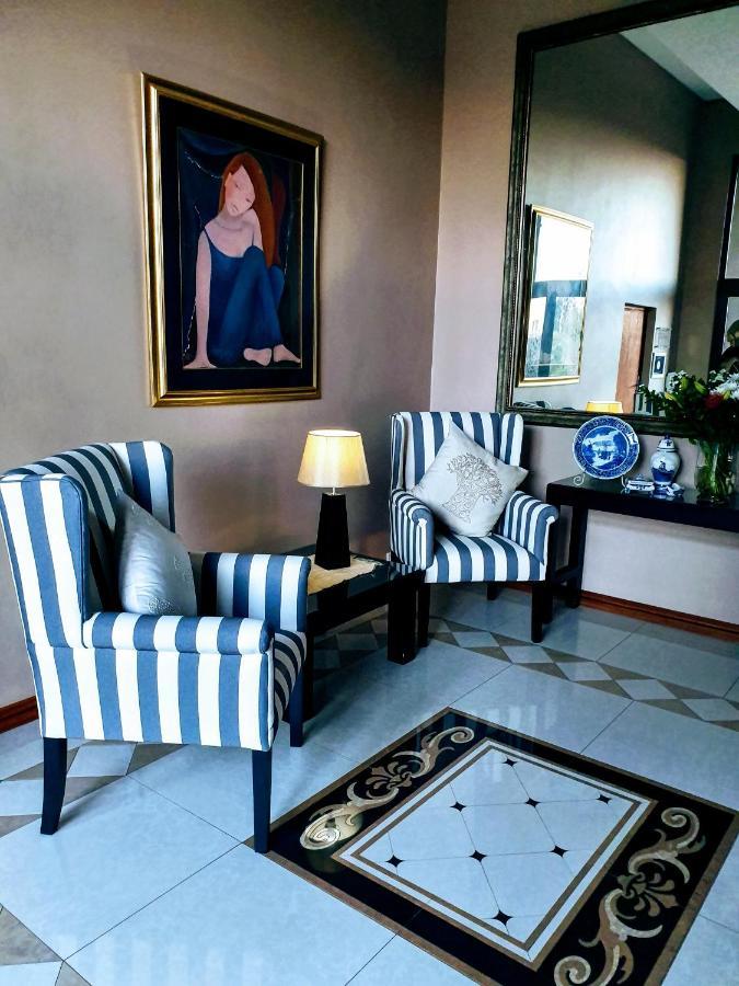 Over The Moon Guesthouse ヨハネスブルグ エクステリア 写真