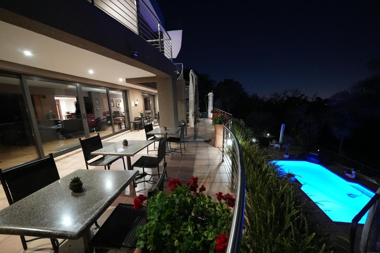 Over The Moon Guesthouse ヨハネスブルグ エクステリア 写真