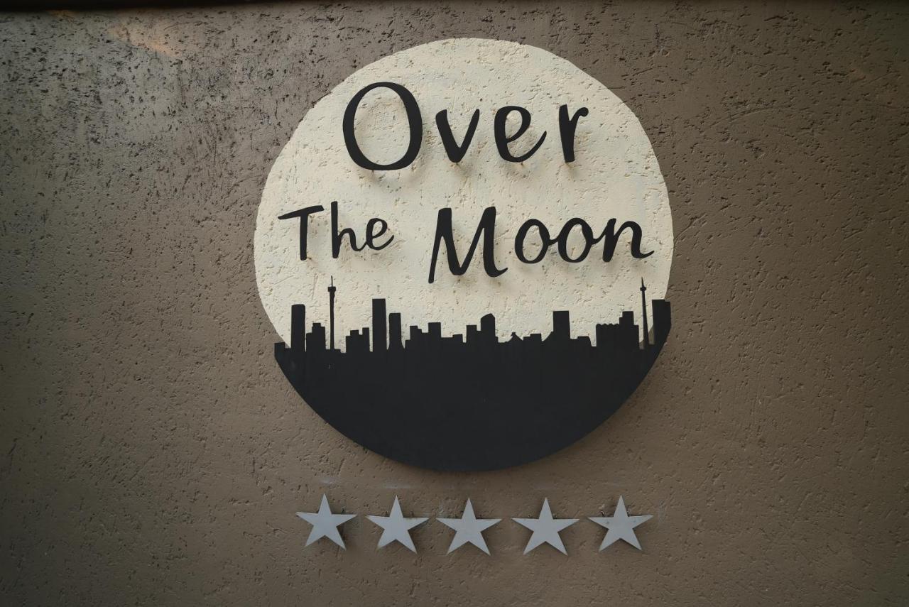 Over The Moon Guesthouse ヨハネスブルグ エクステリア 写真