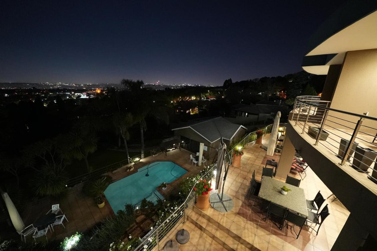 Over The Moon Guesthouse ヨハネスブルグ エクステリア 写真