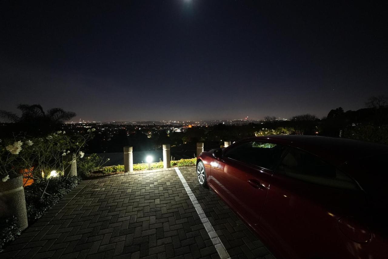Over The Moon Guesthouse ヨハネスブルグ エクステリア 写真