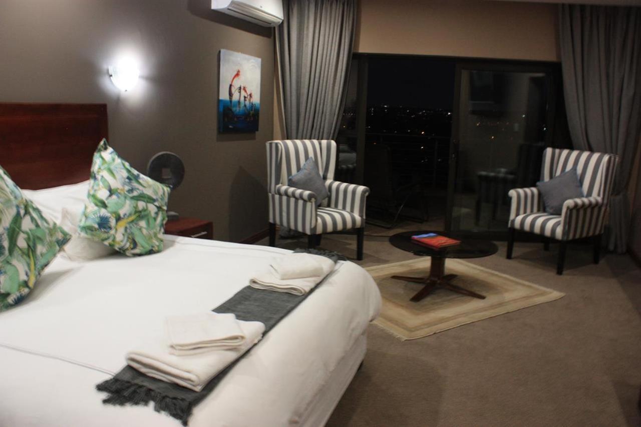 Over The Moon Guesthouse ヨハネスブルグ エクステリア 写真