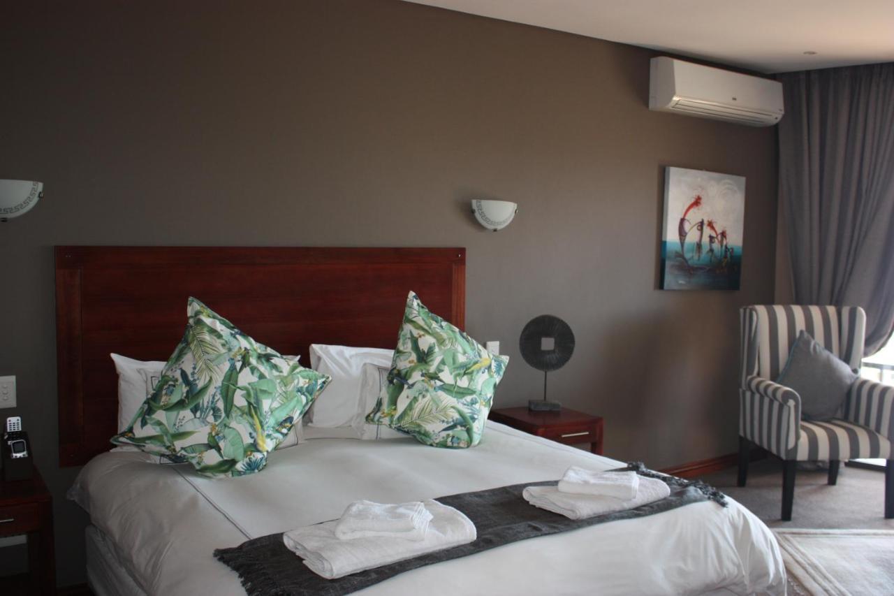 Over The Moon Guesthouse ヨハネスブルグ エクステリア 写真