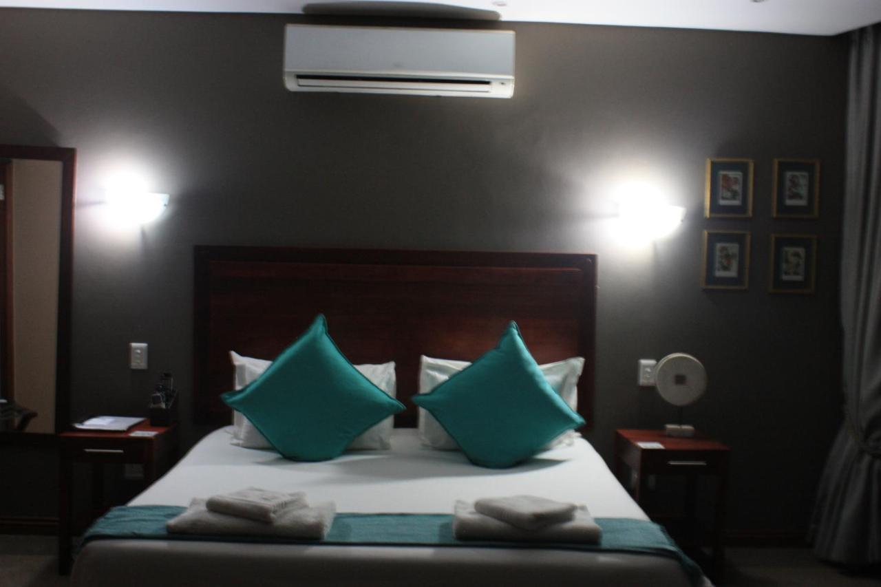 Over The Moon Guesthouse ヨハネスブルグ エクステリア 写真