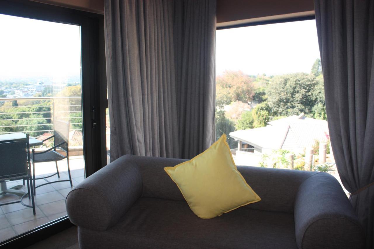 Over The Moon Guesthouse ヨハネスブルグ エクステリア 写真