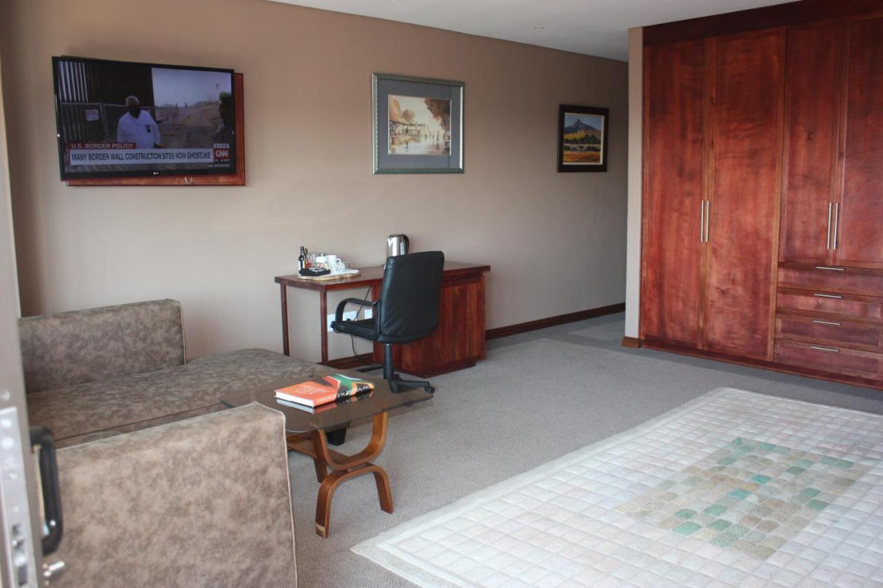Over The Moon Guesthouse ヨハネスブルグ エクステリア 写真