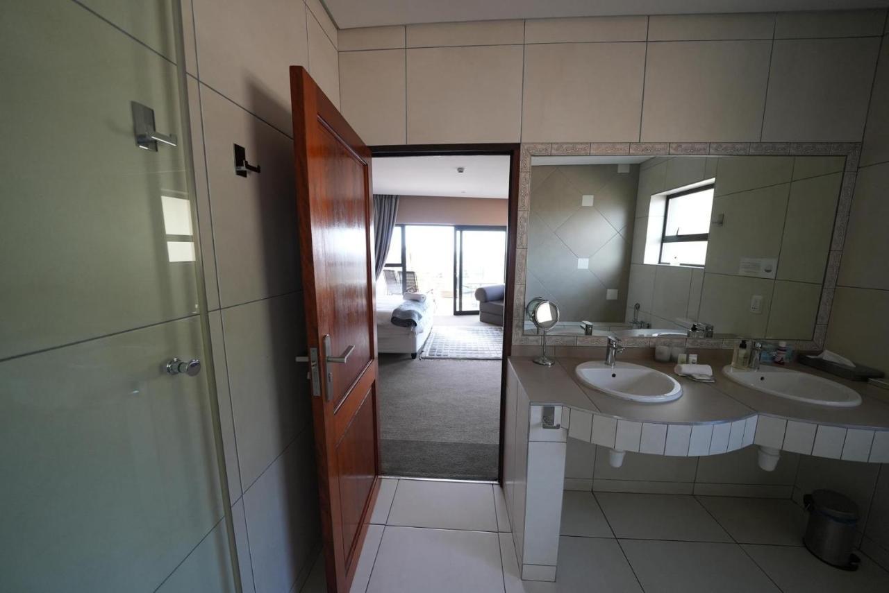 Over The Moon Guesthouse ヨハネスブルグ エクステリア 写真