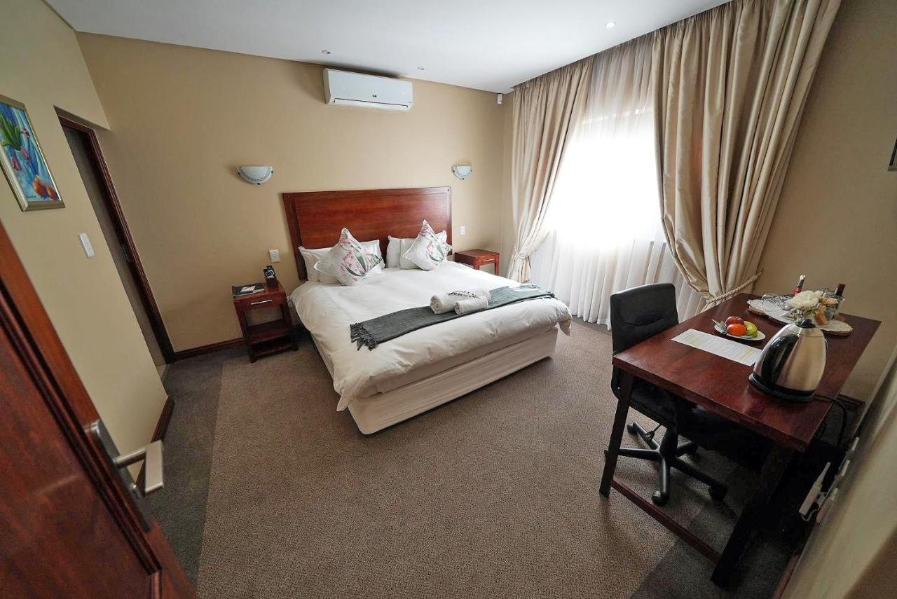 Over The Moon Guesthouse ヨハネスブルグ エクステリア 写真